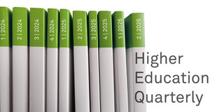 Nebeneinanderstehende Zeitschriftenhefte, daneben der Schriftzug Higher Education Quarterly