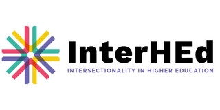 Logo des Projekts InterHEd. Links: Rote, gelbe, rosa und violette Chevron-Zeichen, die kreisförmig angeordnet sind und sich überlappen. Rechts: Der Schriftzug „InterHEd, Intersectionality in Higher Education“ (Intersektionalität in der Hochschulbildung).